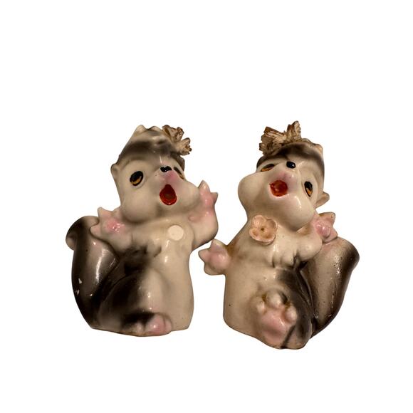 Vtg Skunk Salt & Pepper Shaker Set w/ Cork Stopper Made in Japan Imperfection 3" - Picture 3 of 6